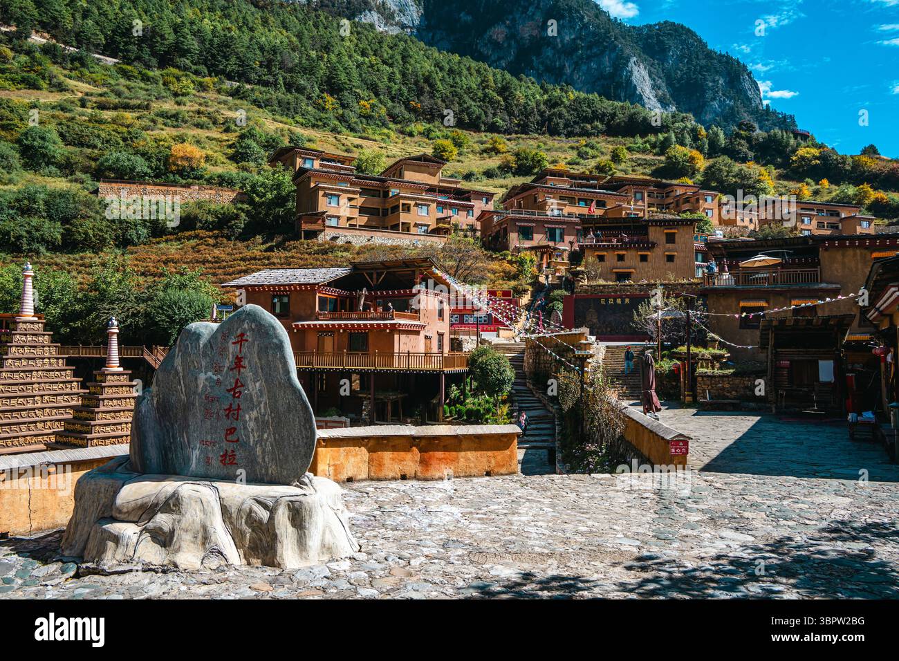 Une vue pittoresque sur l'ancien village en terrasses de Bala niché dans les montagnes de Shangri-La. Banque D'Images