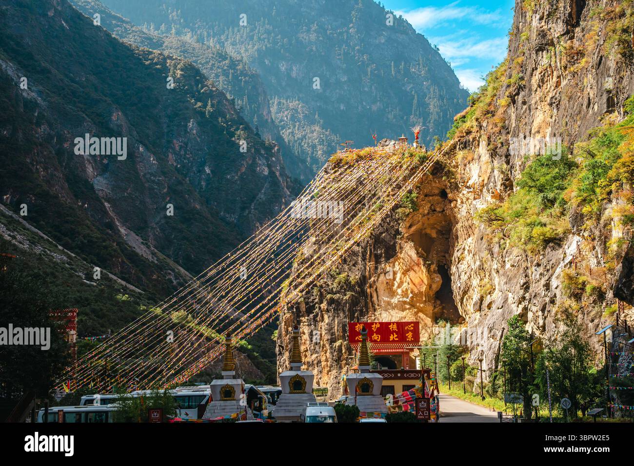 Des drapeaux de prière tibétains colorés s'étendent à travers un spectaculaire et profond canyon fluvial dans les montagnes du Yunnan. Balagezong, Shangri-La. Banque D'Images