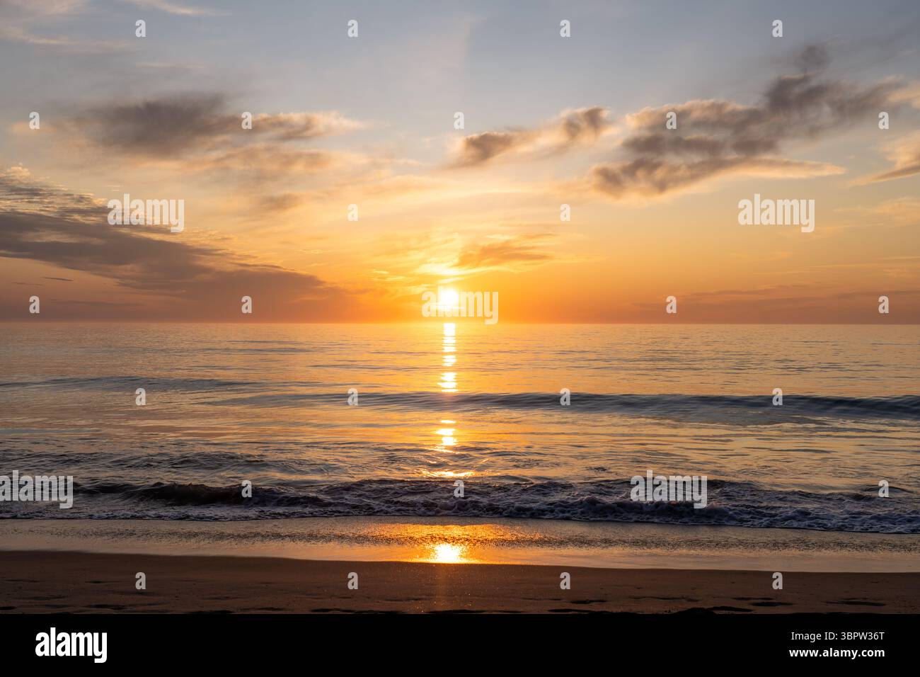Lever de soleil sur l'océan dans les Outer Banks à Kill Devil Hills avec Orange et jaune lueur Banque D'Images
