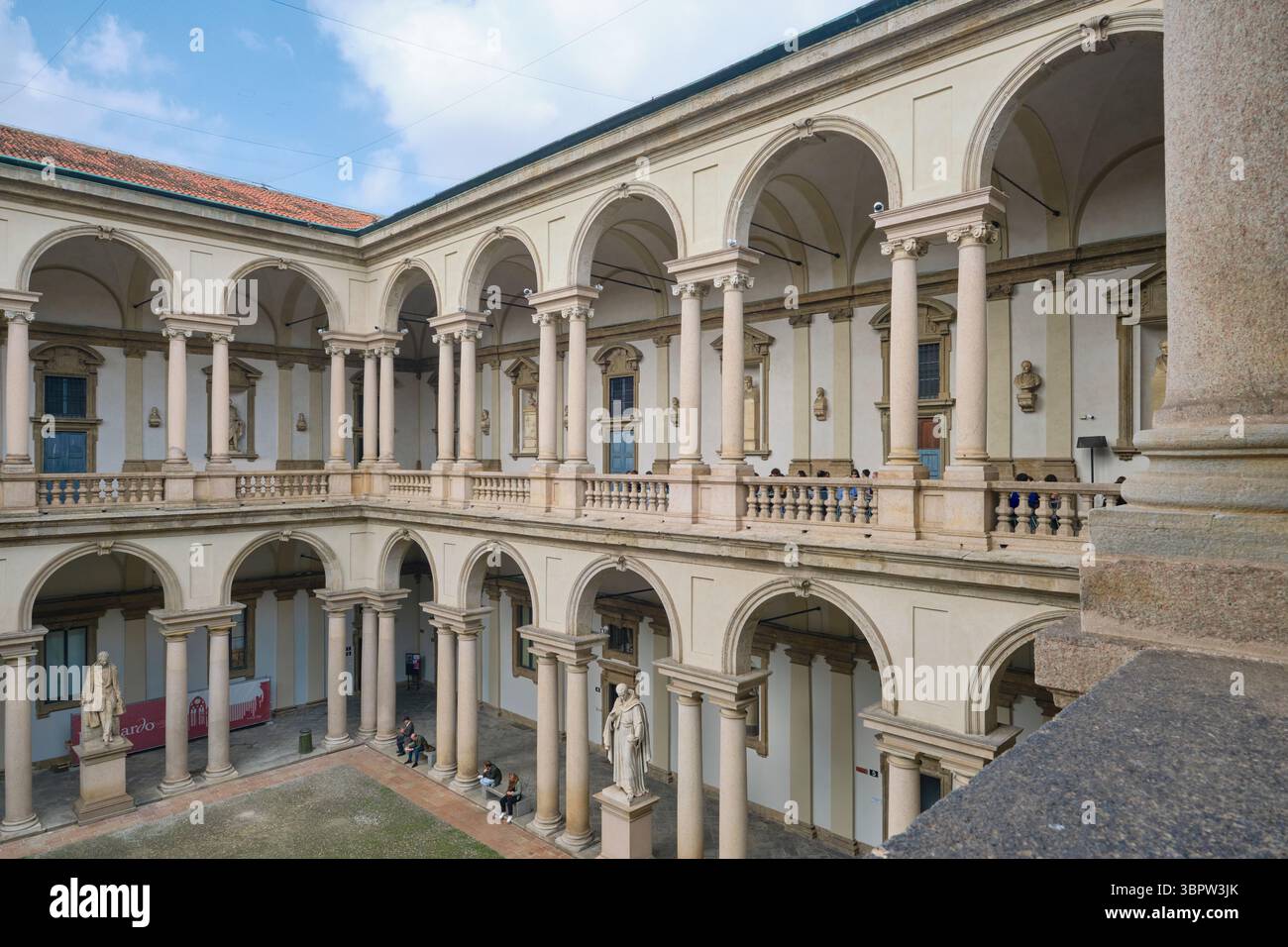 Vue sur la cour intérieure voûtée du palazzo un jour sombre et gris. Au musée d'art Pinacoteca di Brera à Milan, Italie. Banque D'Images