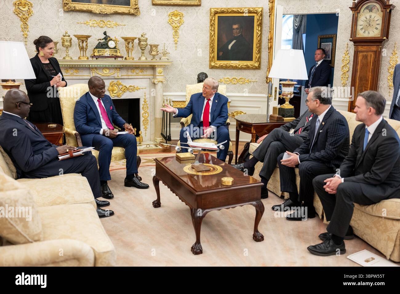 Le président Donald Trump s’entretient avec le président gabonais Brice Clotaire Oligui Nguema au Bureau ovale, mercredi 9 juillet 2025, avant un déjeuner multilatéral avec des dirigeants africains. (Photo officielle de la Maison Blanche par Daniel Torok) Banque D'Images