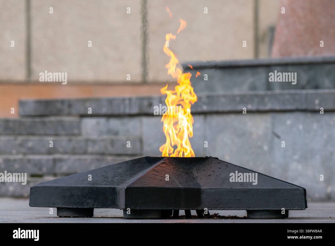 Flamme éternelle à la mémoire des soldats tombés à la guerre. Le piédestal de la flamme éternelle en forme d'étoile à cinq branches. Banque D'Images