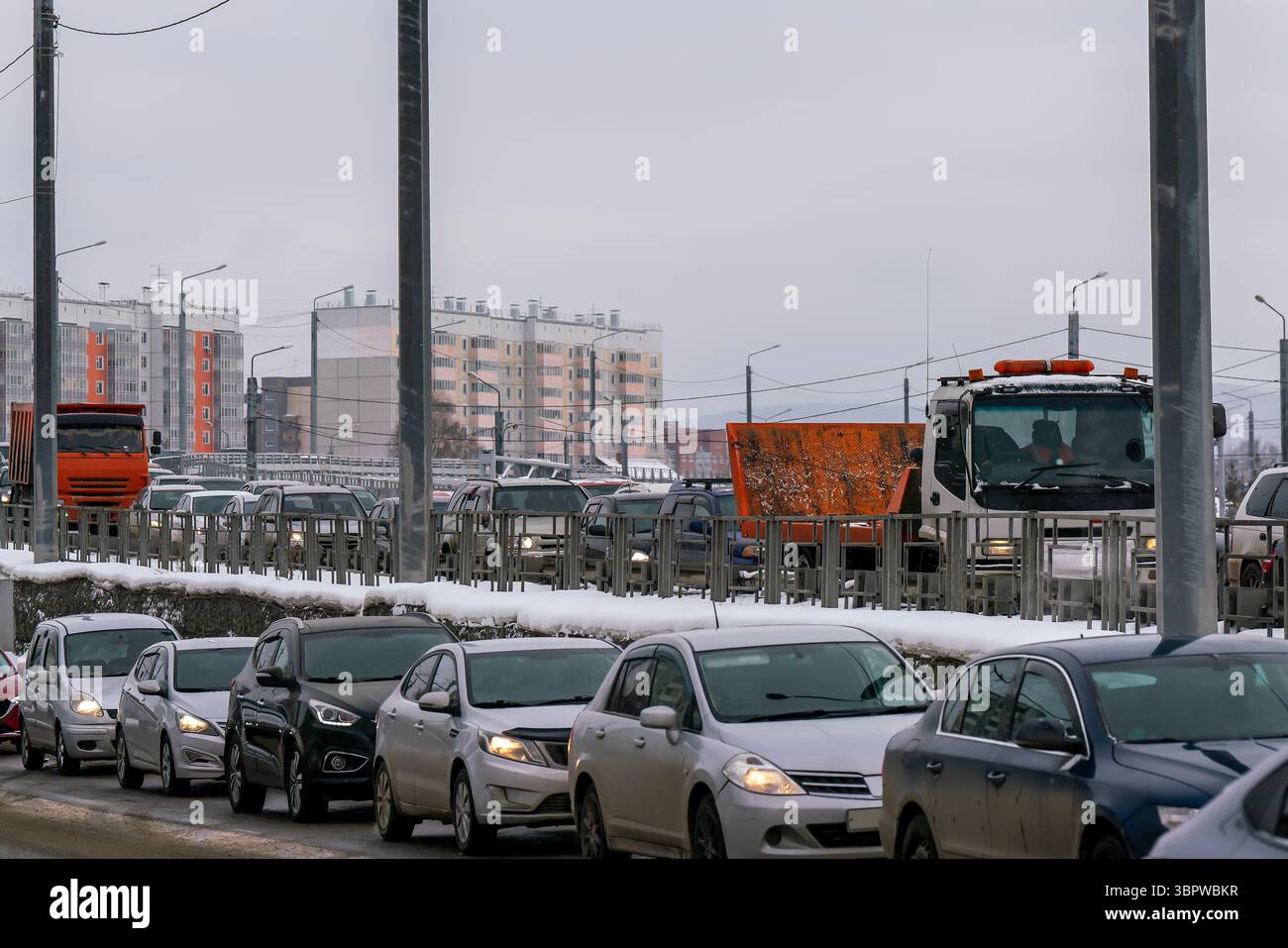 Les voitures sont coincées dans un embouteillage dense dans la ville en hiver. Problèmes de circulation dans la métropole. Banque D'Images