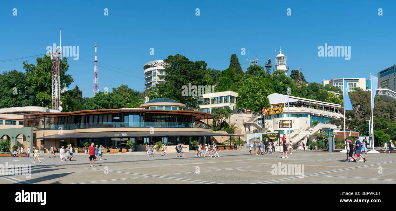 Sotchi, Russie - 05 juillet 2022 : les touristes marchent le long de la place de la station balnéaire. Banque D'Images