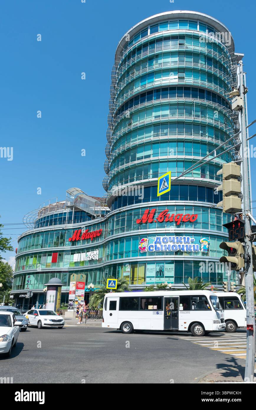 Sotchi, Russie - 05 juillet 2022 : un grand bâtiment de centre commercial de forme cylindrique. Banque D'Images