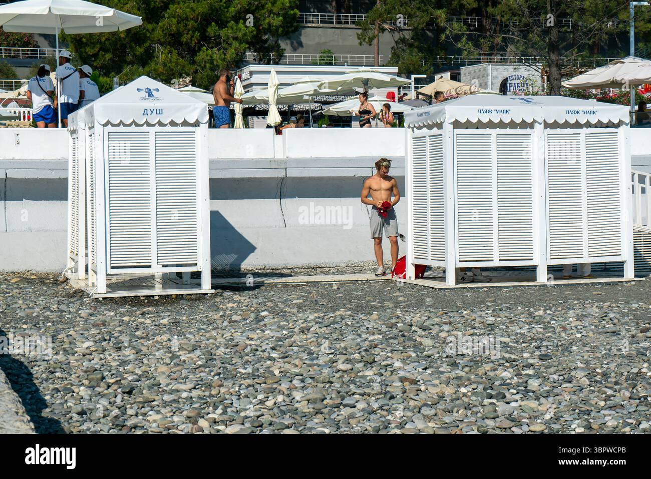 Sotchi, Russie - 05 juillet 2022 : cabine de douche blanche sur une plage de galets. Banque D'Images