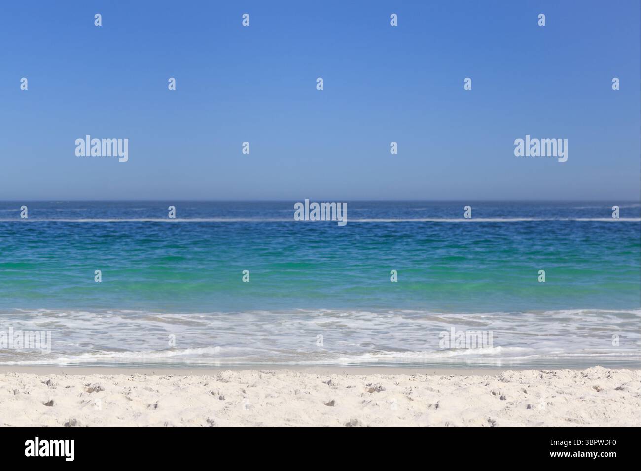 Seascape se déploie dans un design plat avec du sable pâle, de l'eau translucide, des vagues douces Banque D'Images