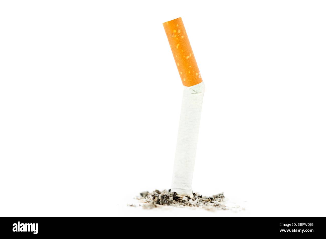 Image de cigarette pressée sur un fond blanc Banque D'Images
