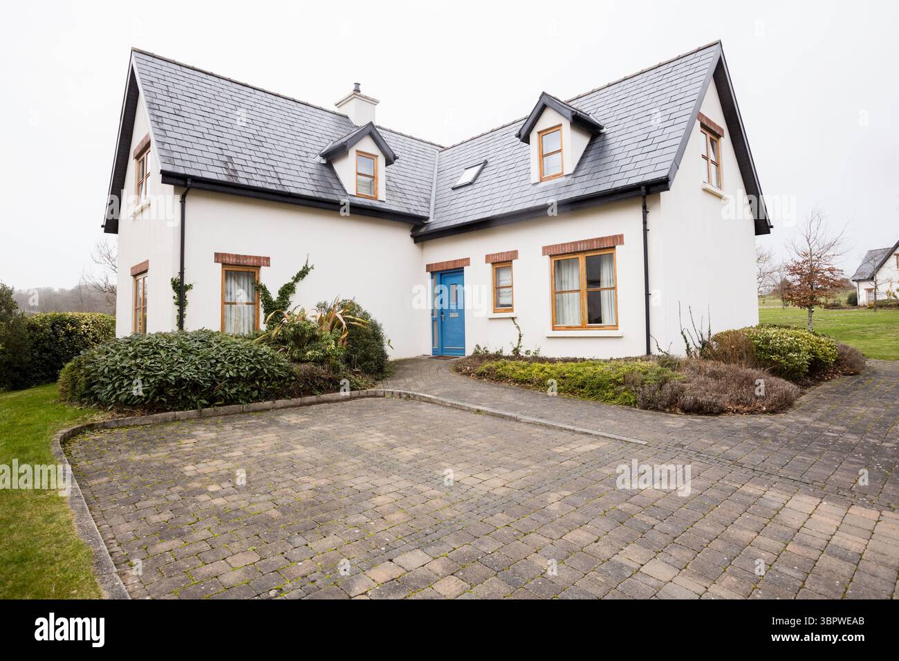 Sentier pavé à l'extérieur du bâtiment Banque D'Images