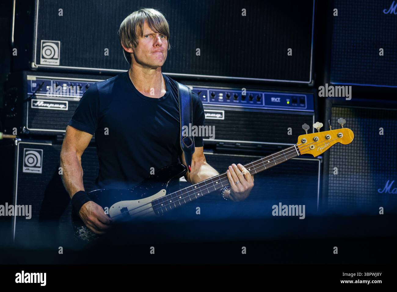 Duesseldorf, Allemagne. 08 juillet 2025. Chris Chaney, bassiste du groupe AC/DC, joue à un concert à Düsseldorf dans le cadre du PWR UP Tour 2025. Crédit : Christoph Reichwein/dpa/Alamy Live News Banque D'Images
