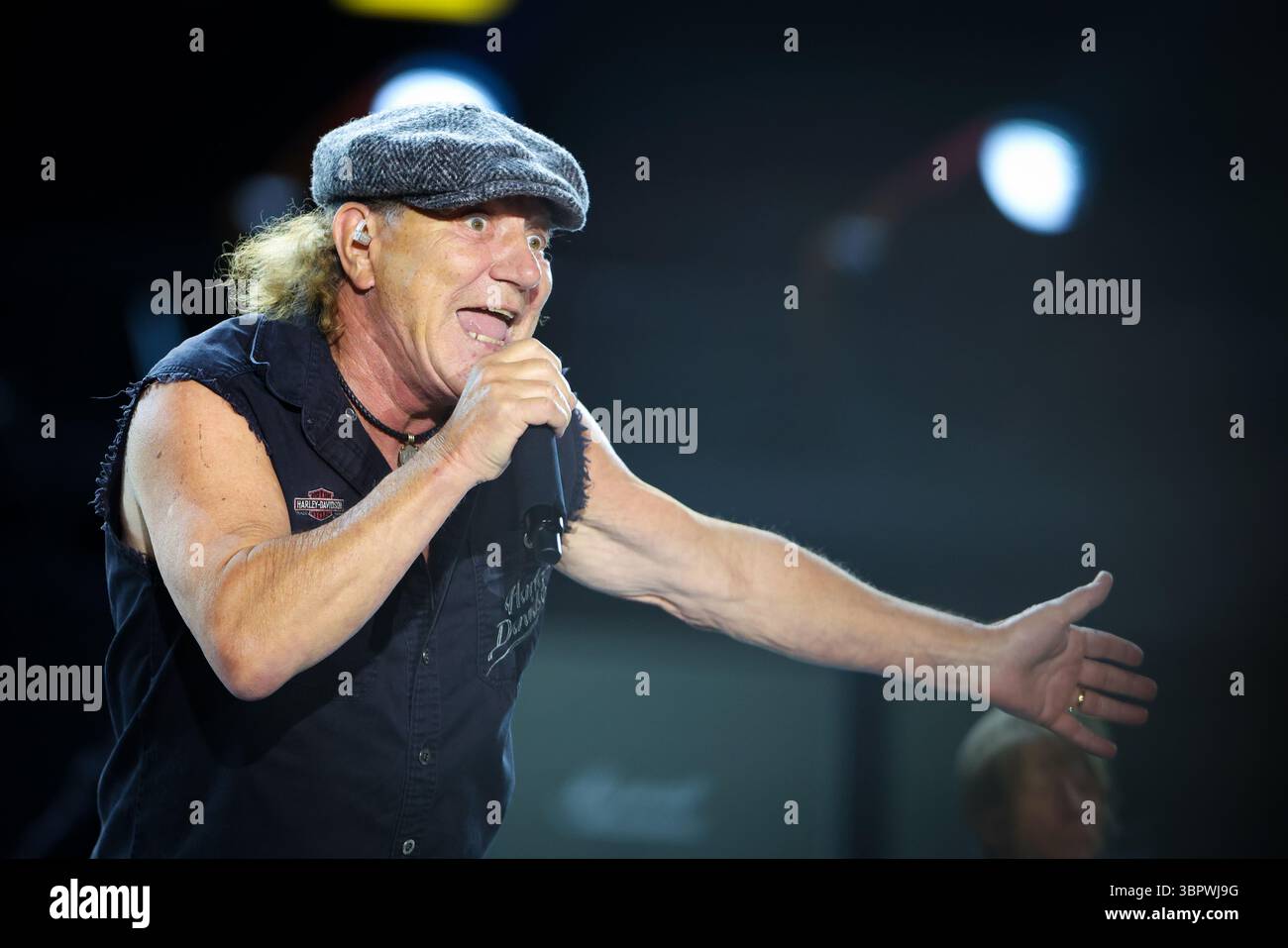 Duesseldorf, Allemagne. 08 juillet 2025. Brian Johnson, chanteur du groupe AC/DC, chante lors d'un concert à Düsseldorf dans le cadre du PWR UP Tour 2025. Crédit : Christoph Reichwein/dpa/Alamy Live News Banque D'Images