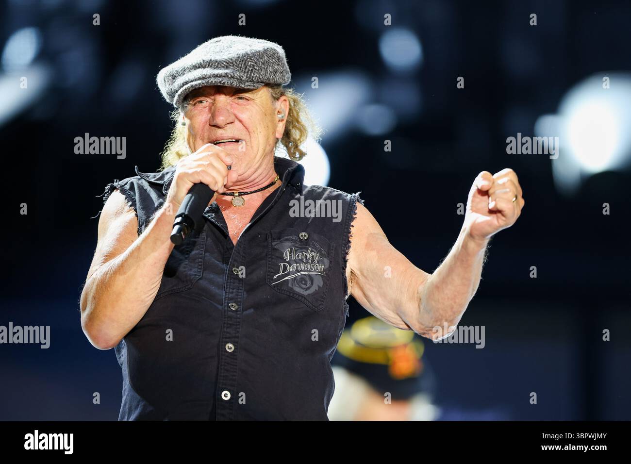 Duesseldorf, Allemagne. 08 juillet 2025. Brian Johnson, chanteur du groupe AC/DC, chante lors d'un concert à Düsseldorf dans le cadre du PWR UP Tour 2025. Crédit : Christoph Reichwein/dpa/Alamy Live News Banque D'Images