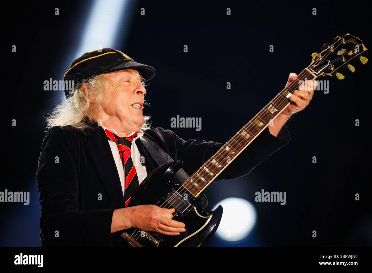 Duesseldorf, Allemagne. 08 juillet 2025. Angus Young, guitariste du groupe AC/DC, joue à un concert à Düsseldorf dans le cadre du PWR UP Tour 2025. Crédit : Christoph Reichwein/dpa/Alamy Live News Banque D'Images