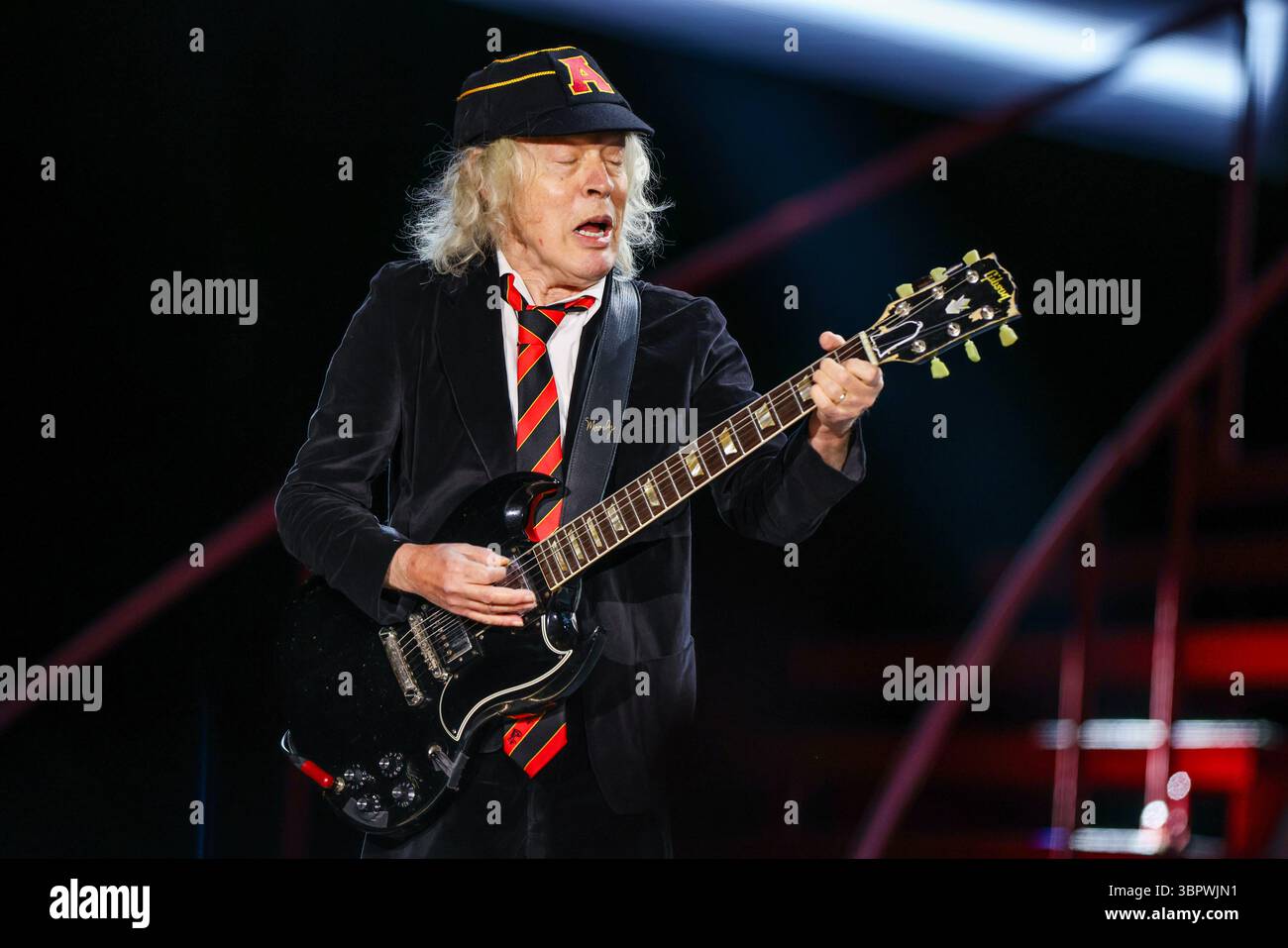 Duesseldorf, Allemagne. 08 juillet 2025. Angus Young, guitariste du groupe AC/DC, joue à un concert à Düsseldorf dans le cadre du PWR UP Tour 2025. Crédit : Christoph Reichwein/dpa/Alamy Live News Banque D'Images