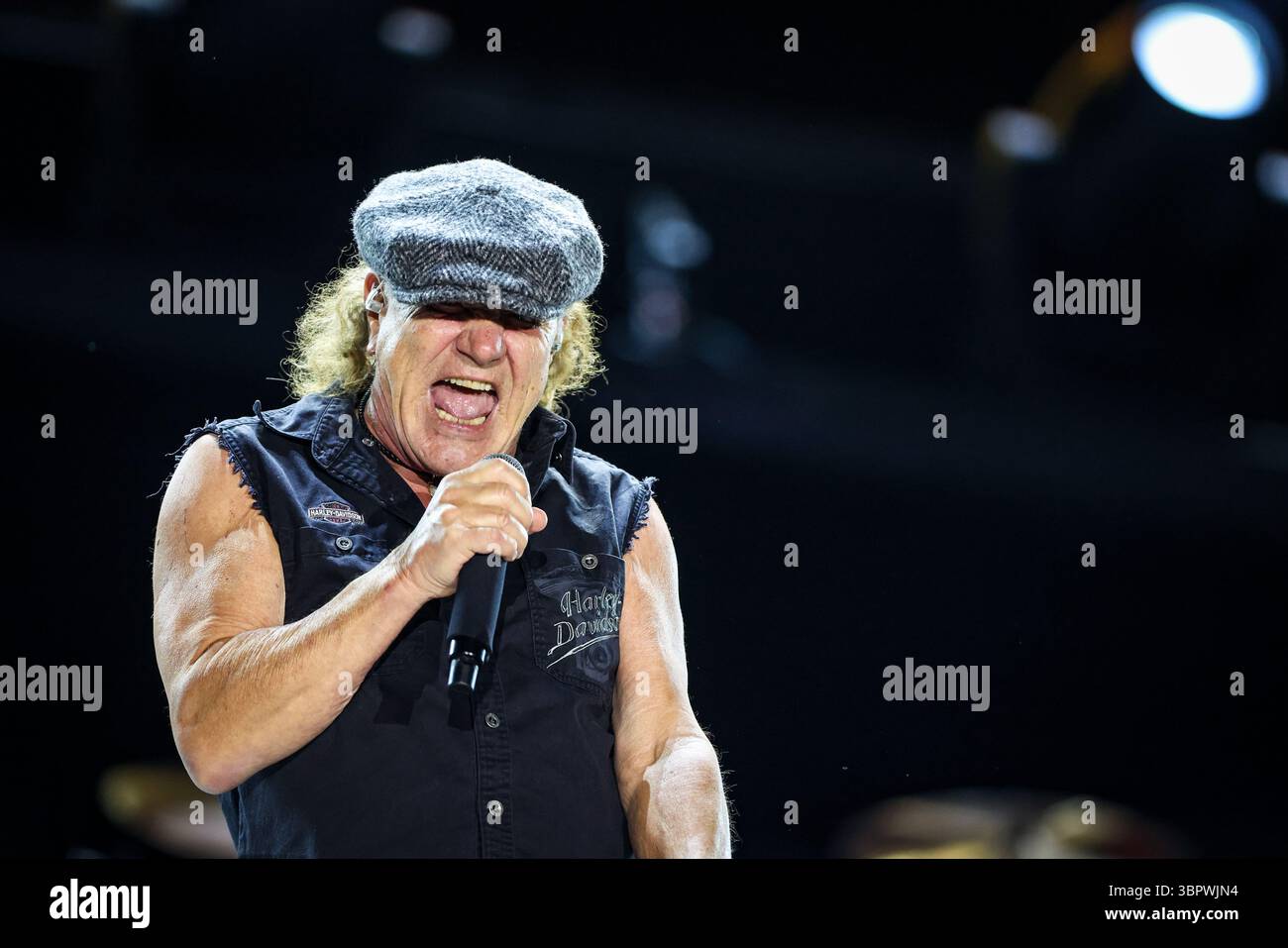 Duesseldorf, Allemagne. 08 juillet 2025. Brian Johnson, chanteur du groupe AC/DC, chante lors d'un concert à Düsseldorf dans le cadre du PWR UP Tour 2025. Crédit : Christoph Reichwein/dpa/Alamy Live News Banque D'Images