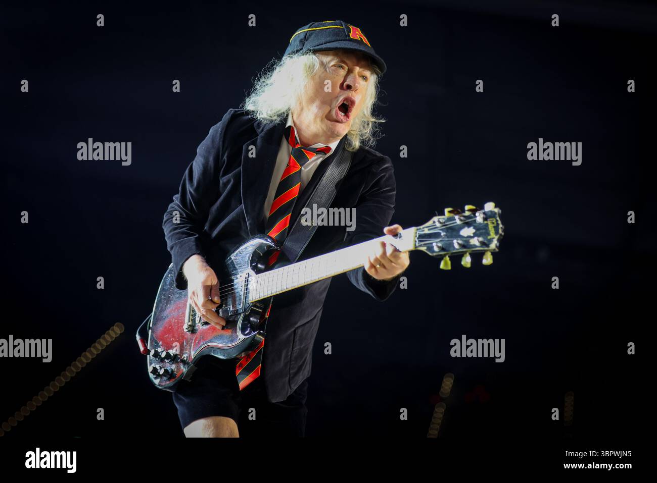 Duesseldorf, Allemagne. 08 juillet 2025. Angus Young, guitariste du groupe AC/DC, joue à un concert à Düsseldorf dans le cadre du PWR UP Tour 2025. Crédit : Christoph Reichwein/dpa/Alamy Live News Banque D'Images