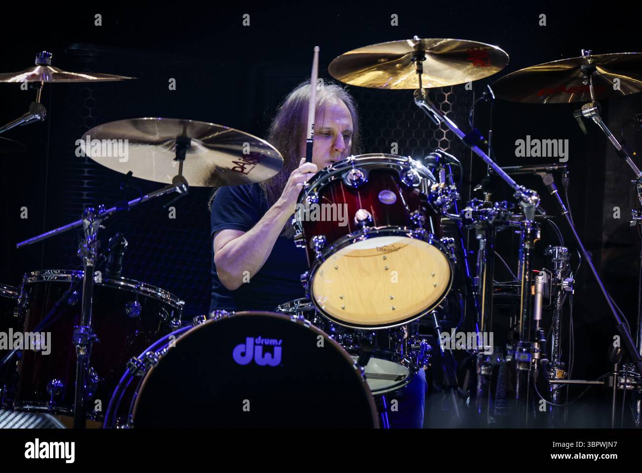 Duesseldorf, Allemagne. 08 juillet 2025. Matt Laug, batteur du groupe AC/DC, joue à un concert à Düsseldorf dans le cadre du PWR UP Tour 2025. Crédit : Christoph Reichwein/dpa/Alamy Live News Banque D'Images