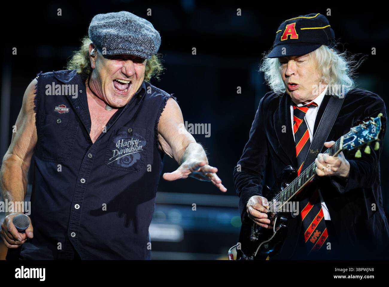 Duesseldorf, Allemagne. 08 juillet 2025. Brian Johnson (gauche-droite), chanteur du groupe AC/DC, chante aux côtés du guitariste Angus Young lors d'un concert à Düsseldorf dans le cadre du PWR UP Tour 2025. Crédit : Christoph Reichwein/dpa/Alamy Live News Banque D'Images