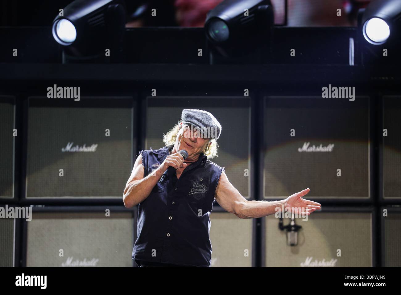 Duesseldorf, Allemagne. 08 juillet 2025. Brian Johnson, chanteur du groupe AC/DC, chante lors d'un concert à Düsseldorf dans le cadre du PWR UP Tour 2025. Crédit : Christoph Reichwein/dpa/Alamy Live News Banque D'Images