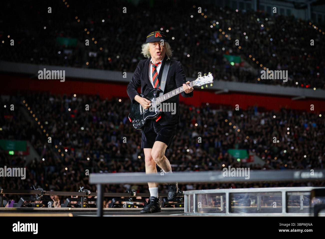 Duesseldorf, Allemagne. 08 juillet 2025. Angus Young, guitariste du groupe AC/DC, joue à un concert à Düsseldorf dans le cadre du PWR UP Tour 2025. Crédit : Christoph Reichwein/dpa/Alamy Live News Banque D'Images