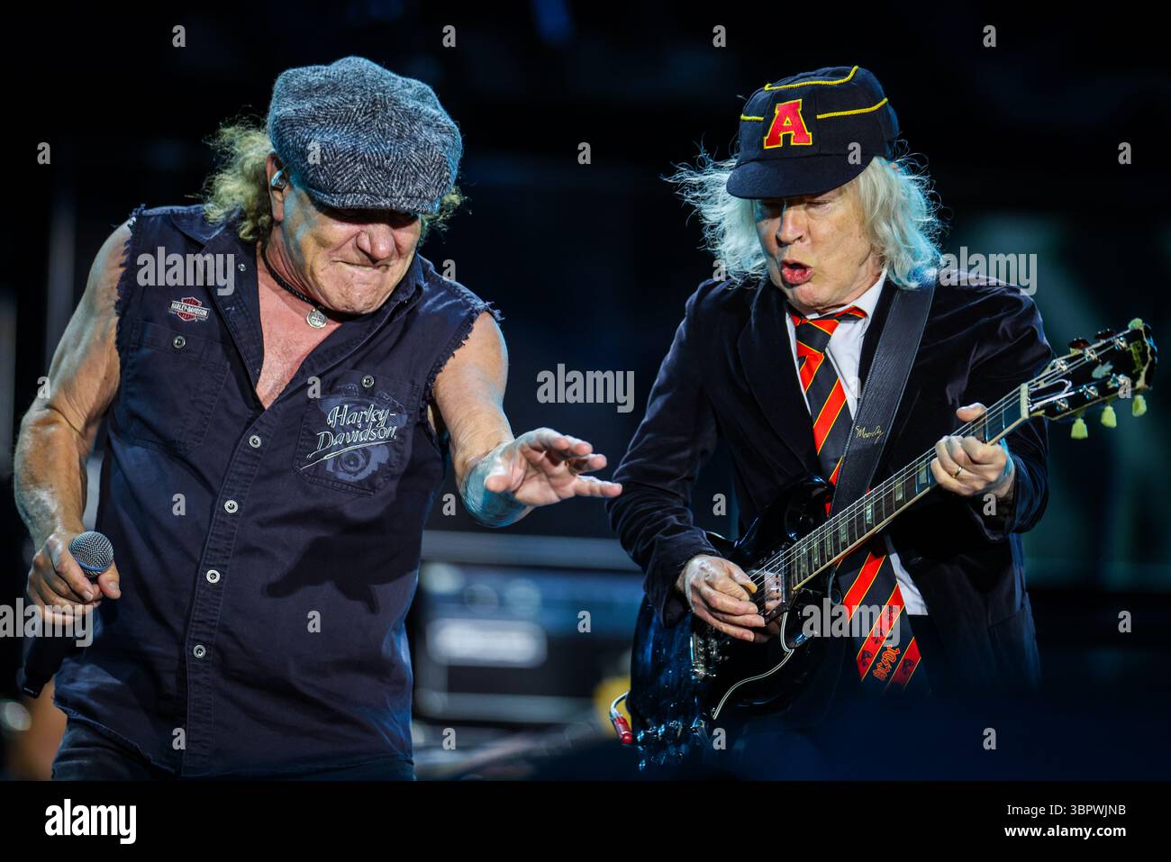 Duesseldorf, Allemagne. 08 juillet 2025. Brian Johnson (gauche-droite), chanteur du groupe AC/DC, chante aux côtés du guitariste Angus Young lors d'un concert à Düsseldorf dans le cadre du PWR UP Tour 2025. Crédit : Christoph Reichwein/dpa/Alamy Live News Banque D'Images