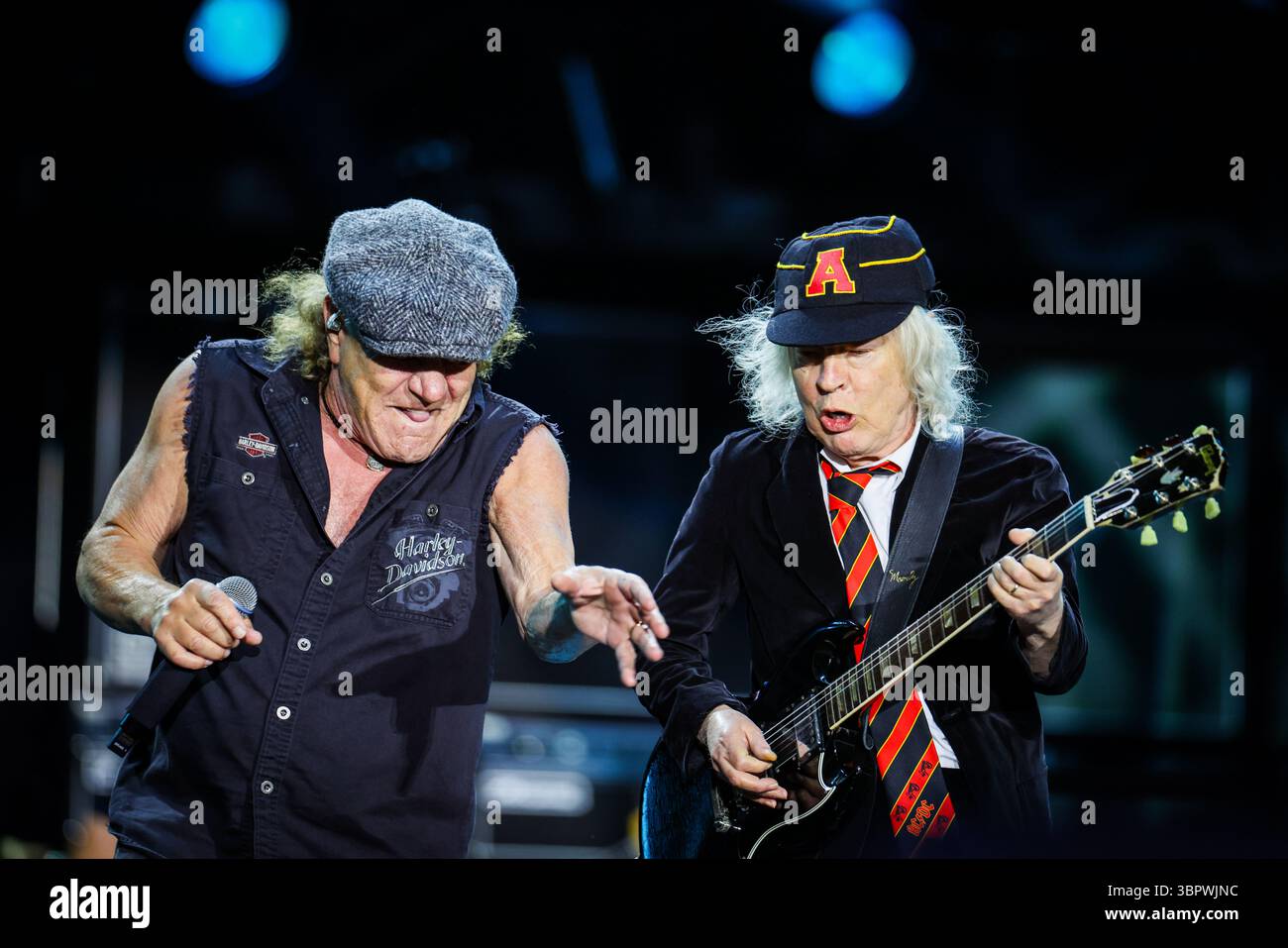 Duesseldorf, Allemagne. 08 juillet 2025. Brian Johnson (gauche-droite), chanteur du groupe AC/DC, chante aux côtés du guitariste Angus Young lors d'un concert à Düsseldorf dans le cadre du PWR UP Tour 2025. Crédit : Christoph Reichwein/dpa/Alamy Live News Banque D'Images