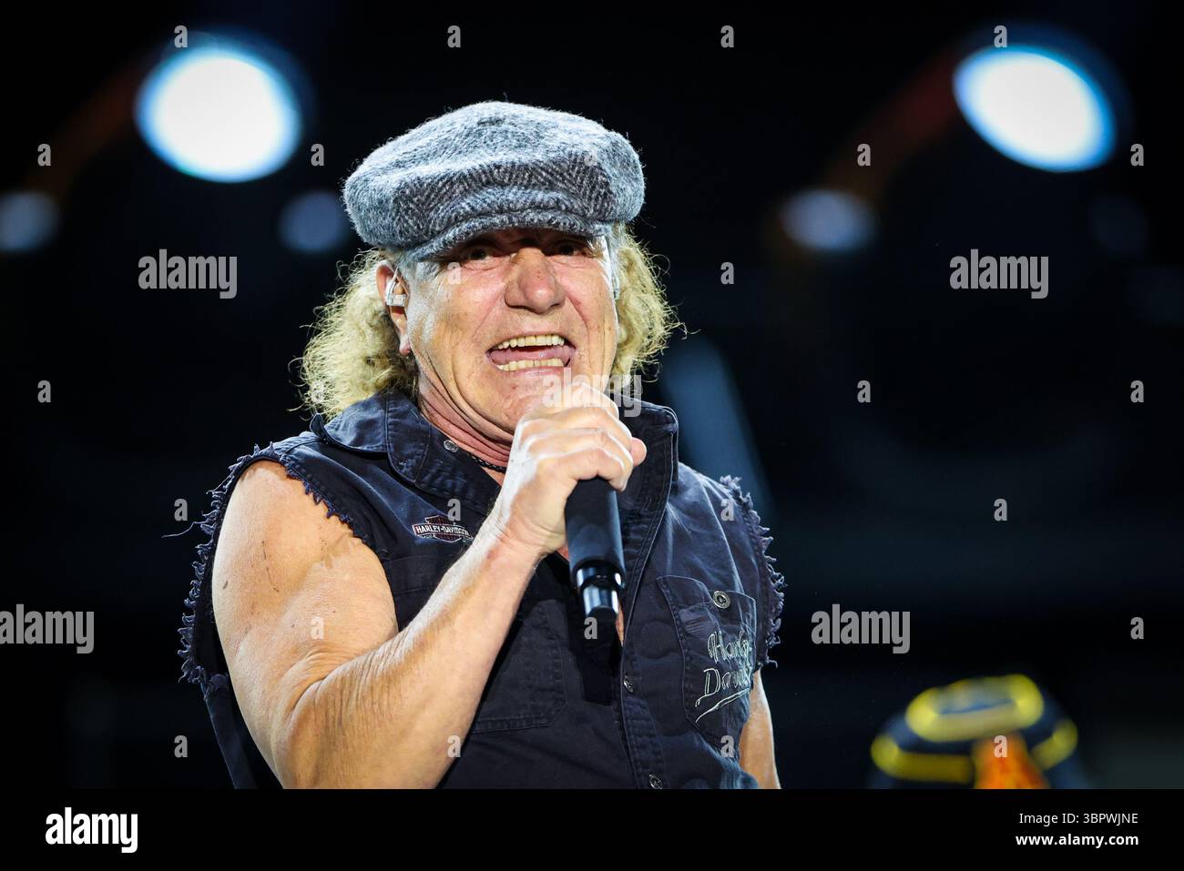 Duesseldorf, Allemagne. 08 juillet 2025. Brian Johnson, chanteur du groupe AC/DC, chante lors d'un concert à Düsseldorf dans le cadre du PWR UP Tour 2025. Crédit : Christoph Reichwein/dpa/Alamy Live News Banque D'Images
