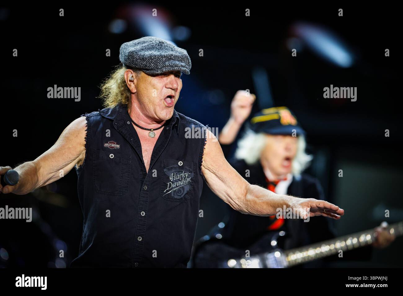 Duesseldorf, Allemagne. 08 juillet 2025. Brian Johnson, chanteur du groupe AC/DC, chante lors d'un concert à Düsseldorf dans le cadre du PWR UP Tour 2025. Le guitariste Angus Young joue à droite. Crédit : Christoph Reichwein/dpa/Alamy Live News Banque D'Images