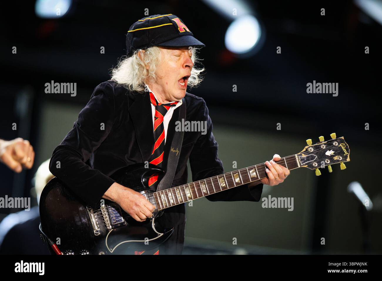 Duesseldorf, Allemagne. 08 juillet 2025. Angus Young, guitariste du groupe AC/DC, joue à un concert à Düsseldorf dans le cadre du PWR UP Tour 2025. Crédit : Christoph Reichwein/dpa/Alamy Live News Banque D'Images
