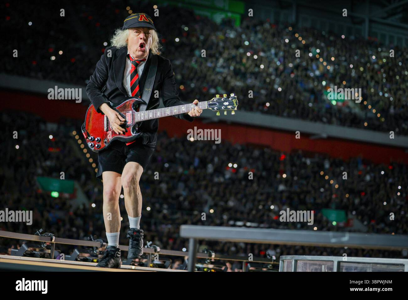 Duesseldorf, Allemagne. 08 juillet 2025. Angus Young, guitariste du groupe AC/DC, joue à un concert à Düsseldorf dans le cadre du PWR UP Tour 2025. Crédit : Christoph Reichwein/dpa/Alamy Live News Banque D'Images