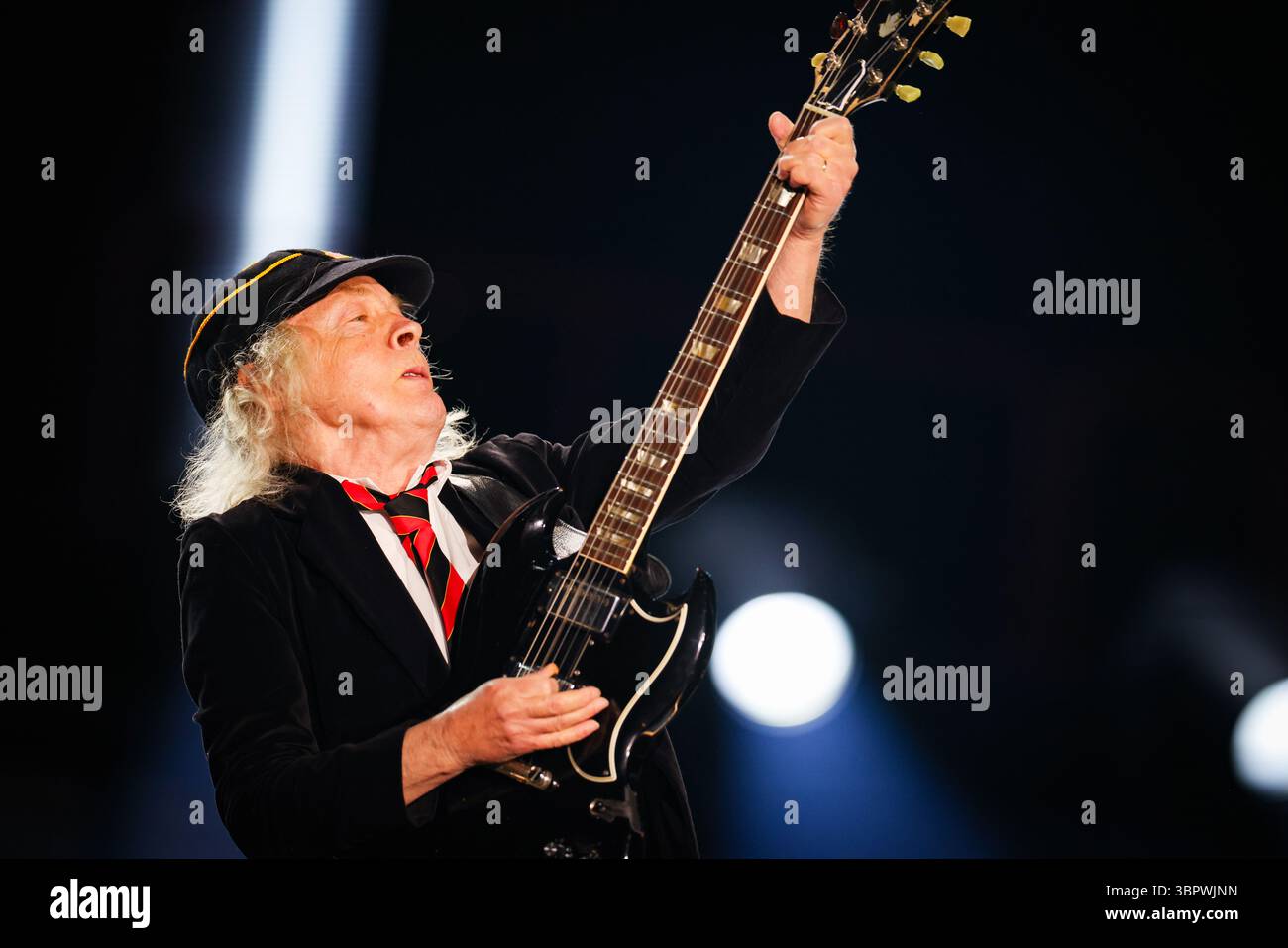 Duesseldorf, Allemagne. 08 juillet 2025. Angus Young, guitariste du groupe AC/DC, joue à un concert à Düsseldorf dans le cadre du PWR UP Tour 2025. Crédit : Christoph Reichwein/dpa/Alamy Live News Banque D'Images