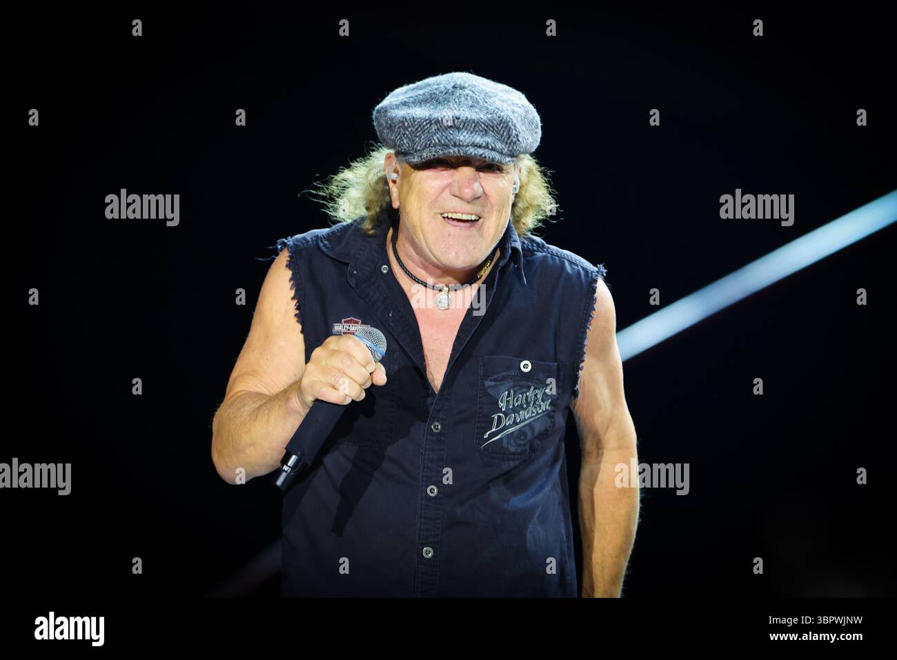 Duesseldorf, Allemagne. 08 juillet 2025. Brian Johnson, chanteur du groupe AC/DC, chante lors d'un concert à Düsseldorf dans le cadre du PWR UP Tour 2025. Crédit : Christoph Reichwein/dpa/Alamy Live News Banque D'Images