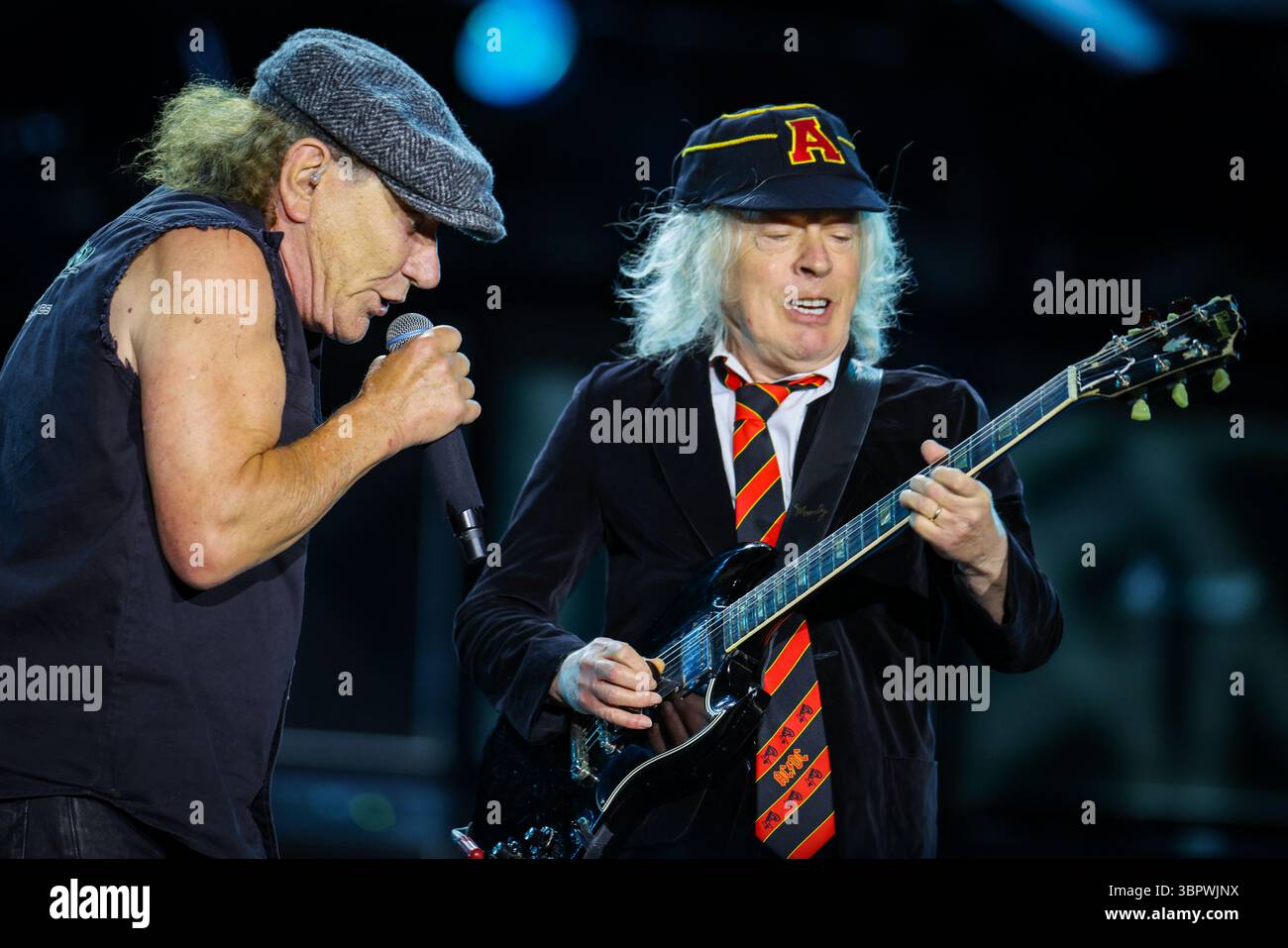 Duesseldorf, Allemagne. 08 juillet 2025. Brian Johnson (gauche-droite), chanteur du groupe AC/DC, chante aux côtés du guitariste Angus Young lors d'un concert à Düsseldorf dans le cadre du PWR UP Tour 2025. Crédit : Christoph Reichwein/dpa/Alamy Live News Banque D'Images