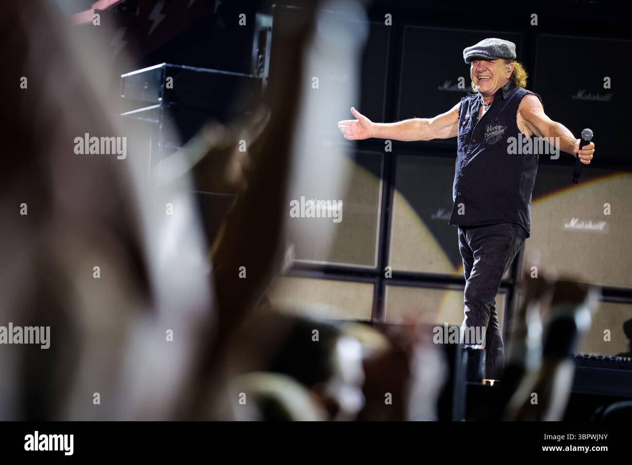 Duesseldorf, Allemagne. 08 juillet 2025. Brian Johnson, chanteur du groupe AC/DC, chante lors d'un concert à Düsseldorf dans le cadre du PWR UP Tour 2025. Crédit : Christoph Reichwein/dpa/Alamy Live News Banque D'Images