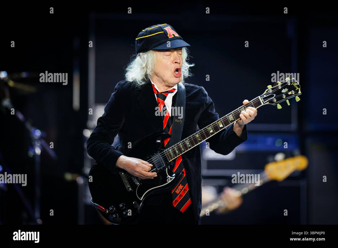 Duesseldorf, Allemagne. 08 juillet 2025. Angus Young, guitariste du groupe AC/DC, joue à un concert à Düsseldorf dans le cadre du PWR UP Tour 2025. Crédit : Christoph Reichwein/dpa/Alamy Live News Banque D'Images