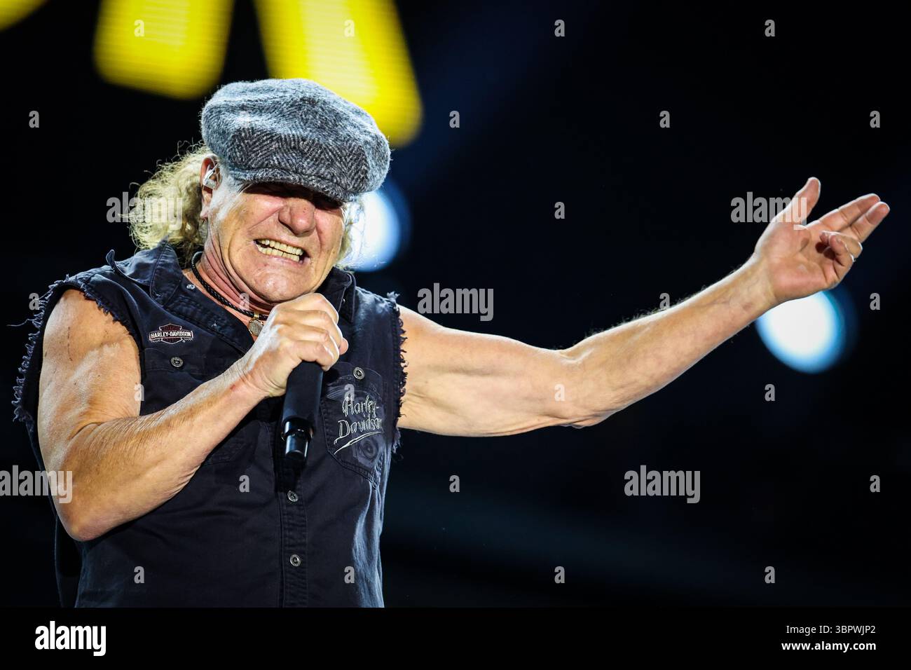 Duesseldorf, Allemagne. 08 juillet 2025. Brian Johnson, chanteur du groupe AC/DC, chante lors d'un concert à Düsseldorf dans le cadre du PWR UP Tour 2025. Crédit : Christoph Reichwein/dpa/Alamy Live News Banque D'Images