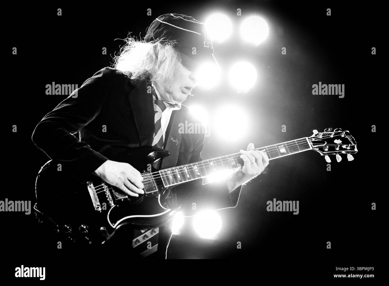 Duesseldorf, Allemagne. 08 juillet 2025. Angus Young, guitariste du groupe AC/DC, joue à un concert à Düsseldorf dans le cadre du PWR UP Tour 2025. Crédit : Christoph Reichwein/dpa/Alamy Live News Banque D'Images