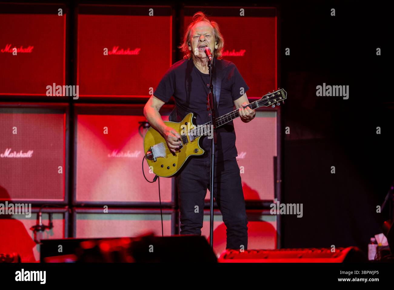 Duesseldorf, Allemagne. 08 juillet 2025. Stevie Young, guitariste du groupe AC/DC, joue à un concert à Düsseldorf dans le cadre du PWR UP Tour 2025. Crédit : Christoph Reichwein/dpa/Alamy Live News Banque D'Images
