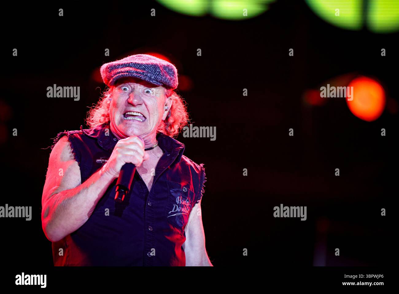 Duesseldorf, Allemagne. 08 juillet 2025. Brian Johnson, chanteur du groupe AC/DC, chante lors d'un concert à Düsseldorf dans le cadre du PWR UP Tour 2025. Crédit : Christoph Reichwein/dpa/Alamy Live News Banque D'Images