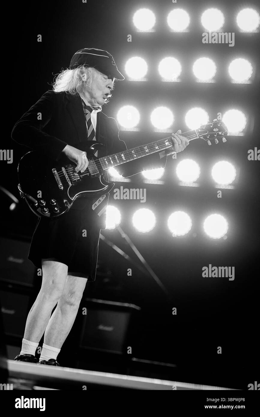 Duesseldorf, Allemagne. 08 juillet 2025. Angus Young, guitariste du groupe AC/DC, joue à un concert à Düsseldorf dans le cadre du PWR UP Tour 2025. Crédit : Christoph Reichwein/dpa/Alamy Live News Banque D'Images