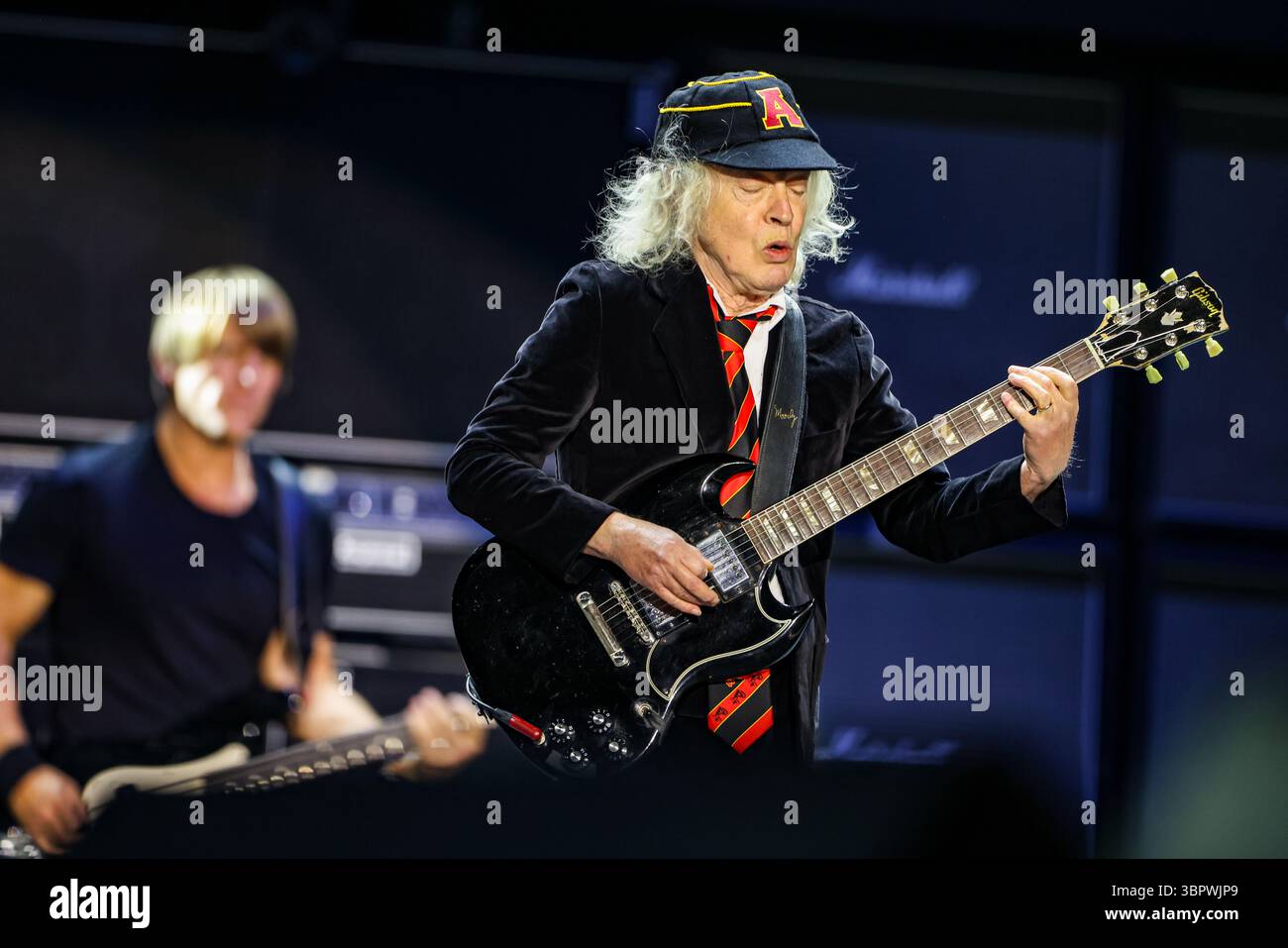 Duesseldorf, Allemagne. 08 juillet 2025. Angus Young, guitariste du groupe AC/DC, joue à un concert à Düsseldorf dans le cadre du PWR UP Tour 2025. Crédit : Christoph Reichwein/dpa/Alamy Live News Banque D'Images