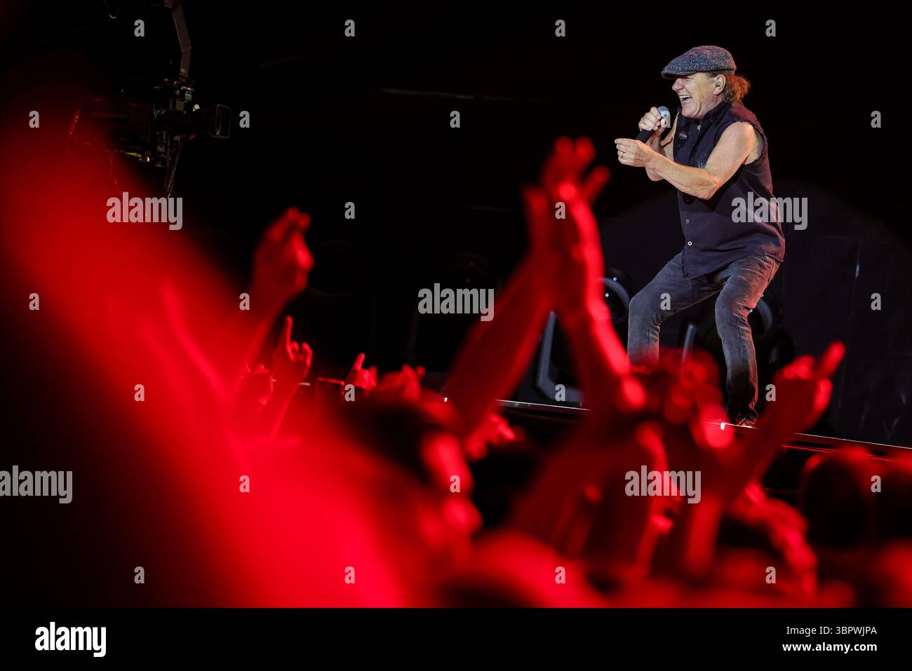Duesseldorf, Allemagne. 08 juillet 2025. Brian Johnson, chanteur du groupe AC/DC, chante lors d'un concert à Düsseldorf dans le cadre du PWR UP Tour 2025. Crédit : Christoph Reichwein/dpa/Alamy Live News Banque D'Images
