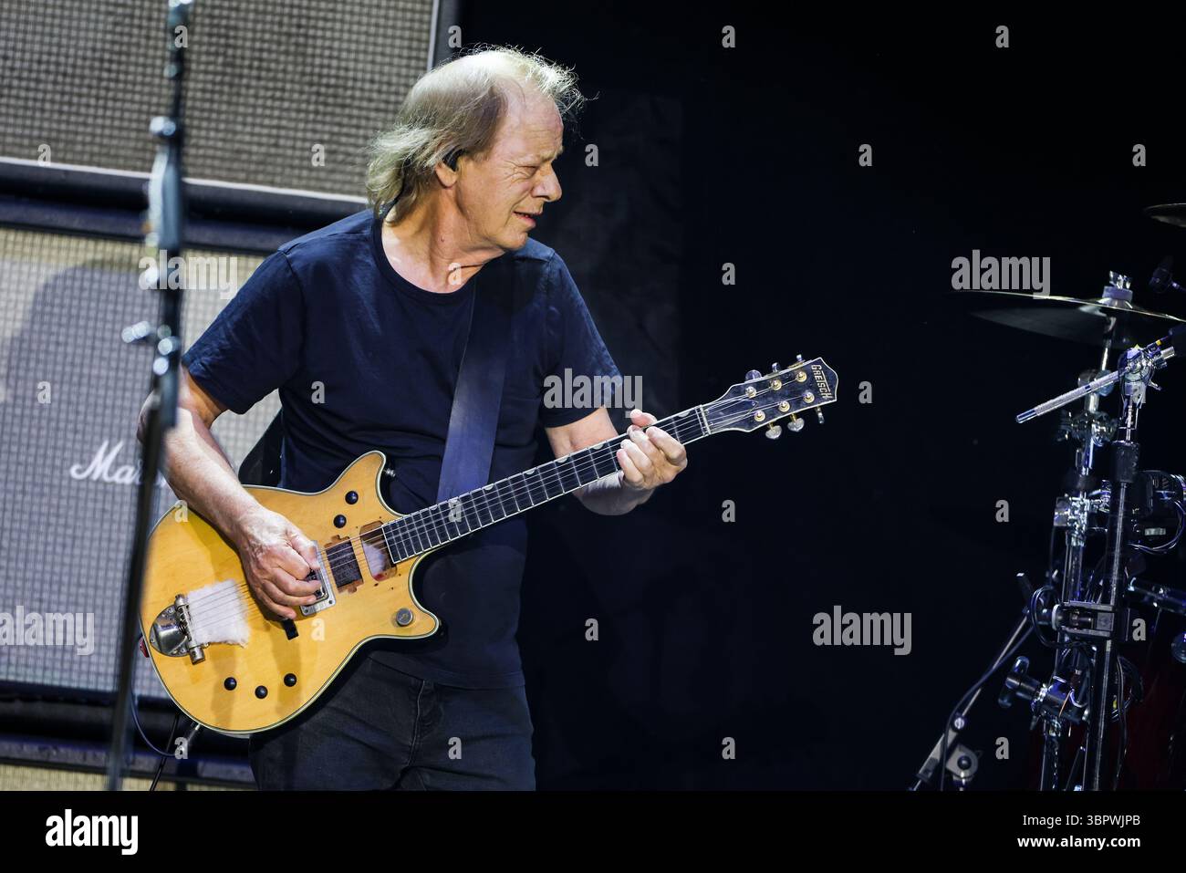 Duesseldorf, Allemagne. 08 juillet 2025. Stevie Young, guitariste du groupe AC/DC, joue à un concert à Düsseldorf dans le cadre du PWR UP Tour 2025. Crédit : Christoph Reichwein/dpa/Alamy Live News Banque D'Images