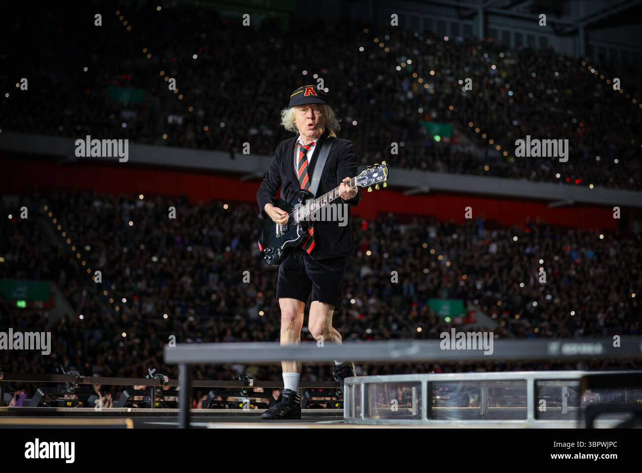 Duesseldorf, Allemagne. 08 juillet 2025. Angus Young, guitariste du groupe AC/DC, joue à un concert à Düsseldorf dans le cadre du PWR UP Tour 2025. Crédit : Christoph Reichwein/dpa/Alamy Live News Banque D'Images