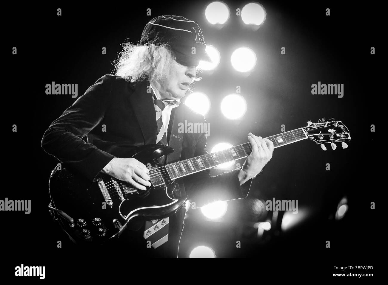 Duesseldorf, Allemagne. 08 juillet 2025. Angus Young, guitariste du groupe AC/DC, joue à un concert à Düsseldorf dans le cadre du PWR UP Tour 2025. Crédit : Christoph Reichwein/dpa/Alamy Live News Banque D'Images