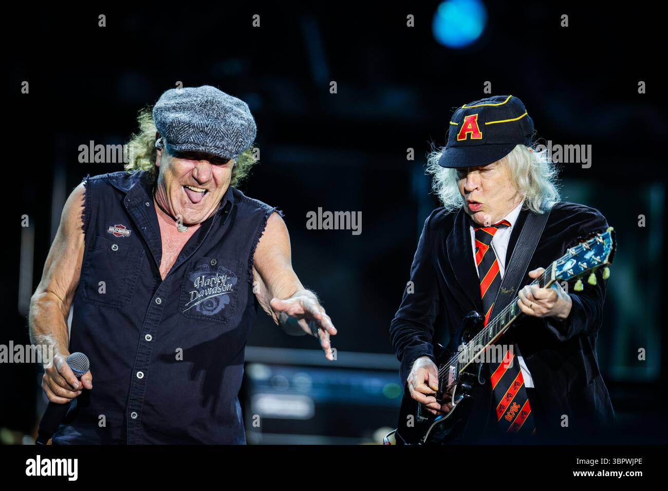 Duesseldorf, Allemagne. 08 juillet 2025. Brian Johnson (gauche-droite), chanteur du groupe AC/DC, chante aux côtés du guitariste Angus Young lors d'un concert à Düsseldorf dans le cadre du PWR UP Tour 2025. Crédit : Christoph Reichwein/dpa/Alamy Live News Banque D'Images