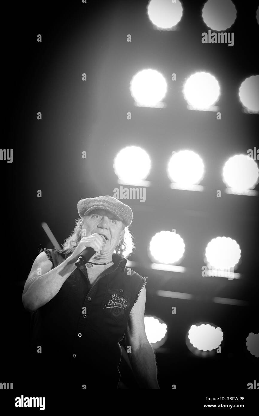 Duesseldorf, Allemagne. 08 juillet 2025. Brian Johnson, chanteur du groupe AC/DC, chante lors d'un concert à Düsseldorf dans le cadre du PWR UP Tour 2025. Crédit : Christoph Reichwein/dpa/Alamy Live News Banque D'Images