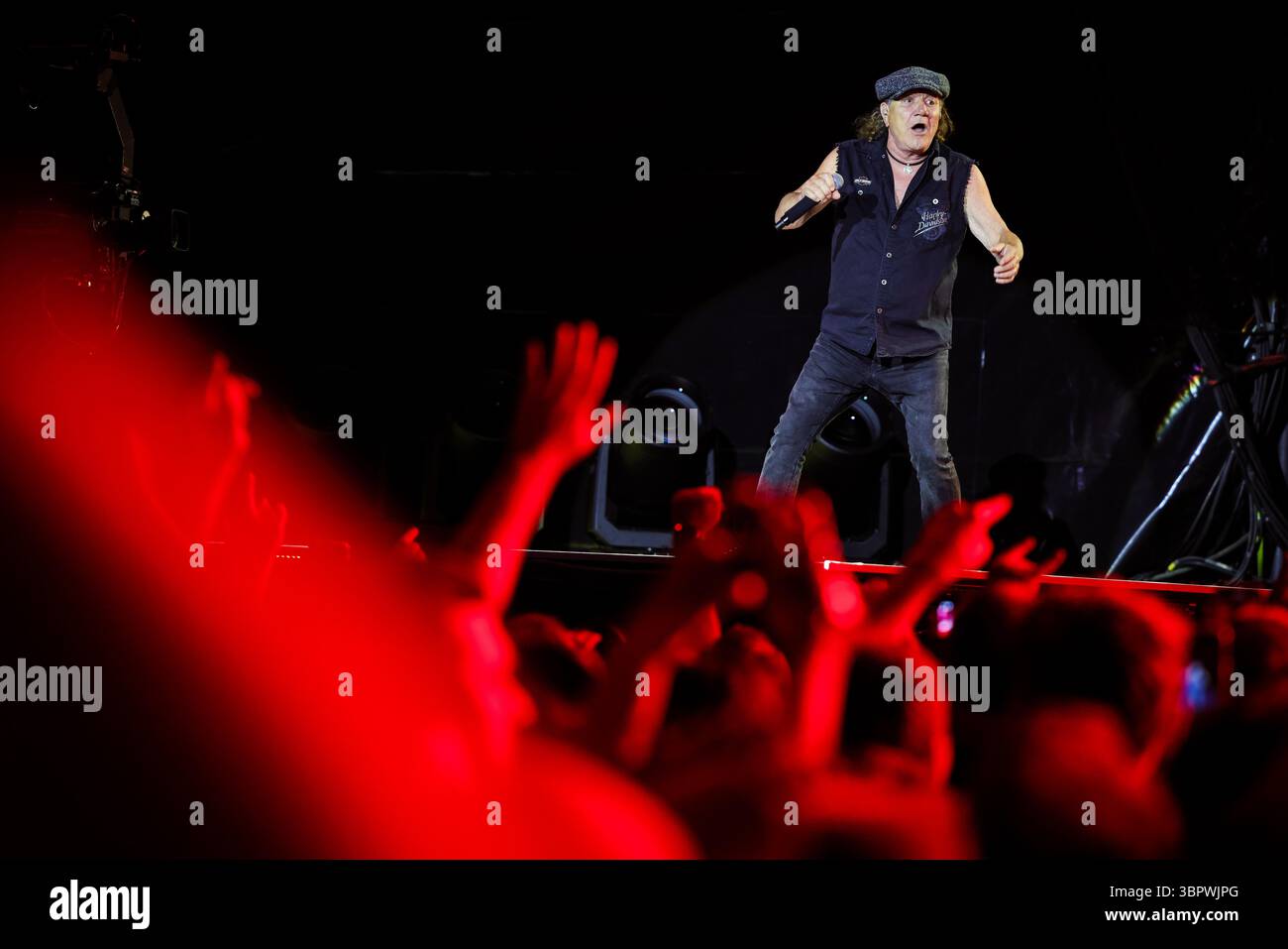 Duesseldorf, Allemagne. 08 juillet 2025. Brian Johnson, chanteur du groupe AC/DC, chante lors d'un concert à Düsseldorf dans le cadre du PWR UP Tour 2025. Crédit : Christoph Reichwein/dpa/Alamy Live News Banque D'Images