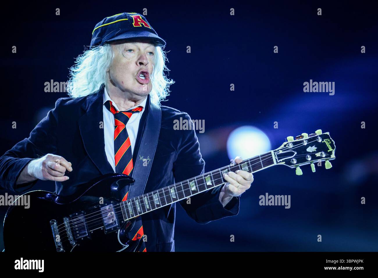 Duesseldorf, Allemagne. 08 juillet 2025. Angus Young, guitariste du groupe AC/DC, joue à un concert à Düsseldorf dans le cadre du PWR UP Tour 2025. Crédit : Christoph Reichwein/dpa/Alamy Live News Banque D'Images