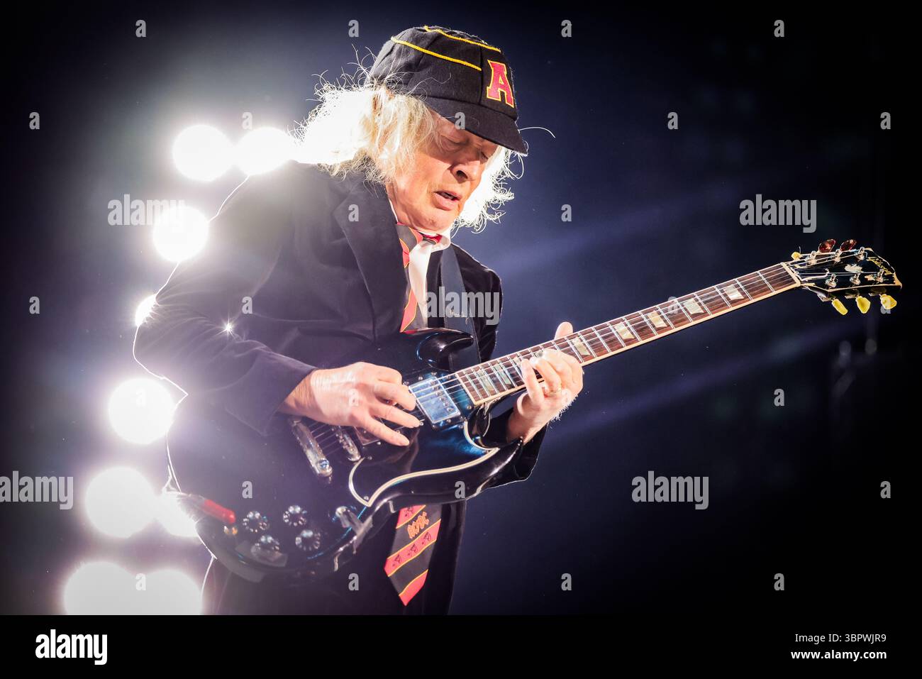Duesseldorf, Allemagne. 08 juillet 2025. Angus Young, guitariste du groupe AC/DC, joue à un concert à Düsseldorf dans le cadre du PWR UP Tour 2025. Crédit : Christoph Reichwein/dpa/Alamy Live News Banque D'Images
